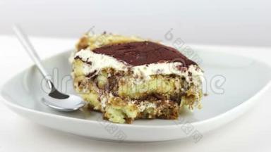 美味的自制提拉米苏蛋糕，白色背景的传统意大利甜点，娃娃相机运动，<strong>营养保健</strong>